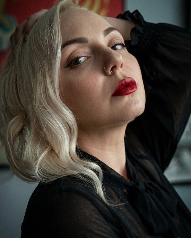 Daria Chuprina, розробниця LANDA, блондинка з червоними губами